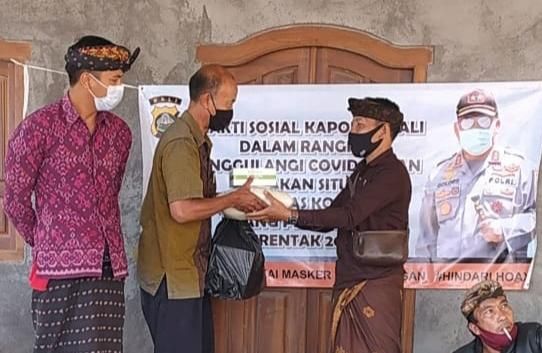 podiumnews.com-Peduli Warga Terdampak Pandemi, Polda Bali Serahkan Beras di Siakin Kintamani 